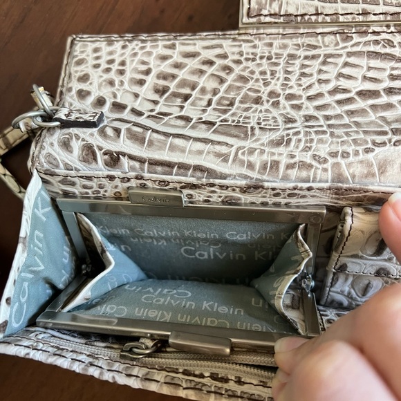 Calvin Klein Cream Wallet with Crocodile Texture - Picture 7 of 11